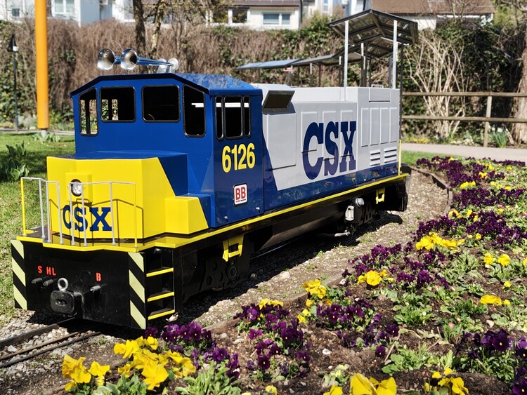 Die CSX ist eine benzinbetriebene Lokomotive, die im Blüba in Ludwigsburg im Einsatz ist.