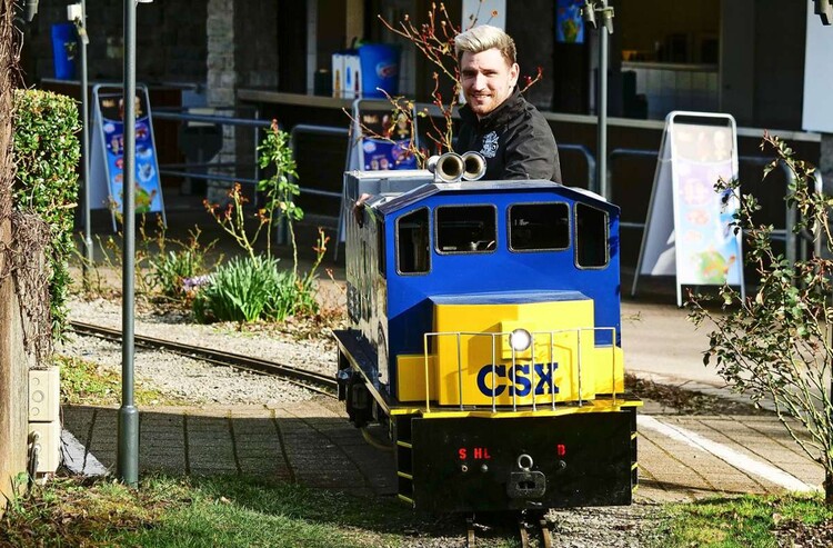 Einsteigen bitte! Das Bähnle im Märchengarten startet in die Saison