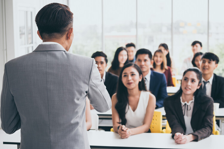 Erweitern Sie Ihr Wissen mit den exklusiven Schulungen der QMZoller Academy! Von den Grundlagen des Qualitätsmanagements nach ISO 9001 bis zur internen Auditorenschulung – unsere praxisorientierten Kurse fördern Kompetenzen und schaffen Mehrwert für Ihr Unternehmen.