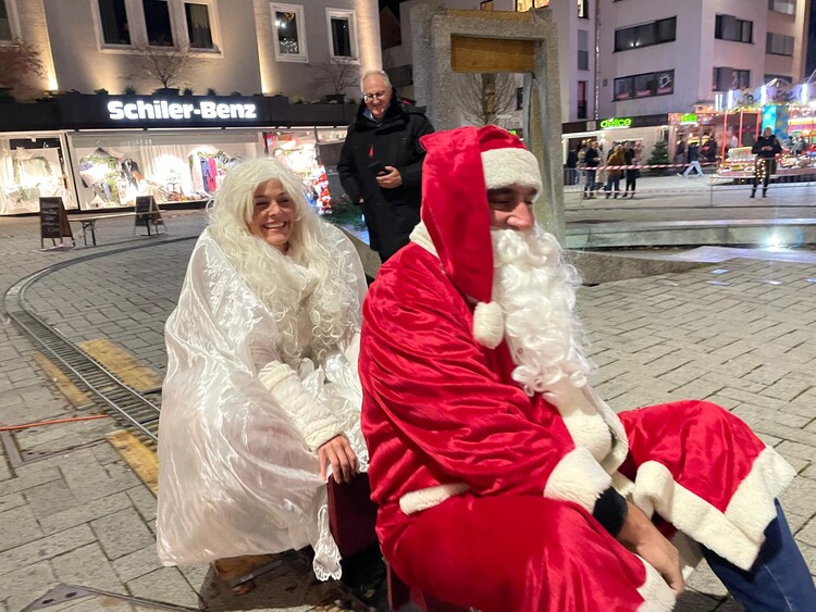 Fröhliche Fahrt auf der mobilen 5-Zoll-Bahn mit Nikolaus und Engel, ideal für Events mit besonderem Charme, buchbar über QMZoller Amusement UG. Fröhliche Fahrt auf der mobilen 5-Zoll-Bahn mit Nikolaus und Engel, ideal für Events mit besonderem Charme, buchbar über QMZoller Amusement UG.