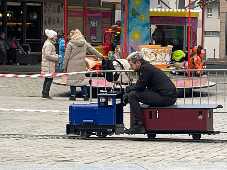 Seitliche Ansicht der blauen Lok der mobilen 5-Zoll-Bahn – charmantes Design, das Kinder und Erwachsene begeistert und jedes Event bereichert.