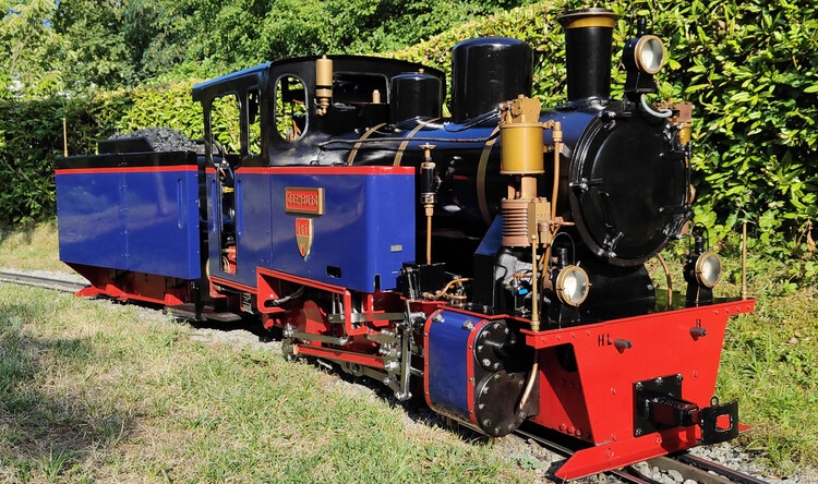 Seit dem 17. März 2023 betreiben wir als QMZoller Amusement UG die Kleinbahn inmitten des Märchengartens im Blühenden Barock Ludwigsburg. Die Strecke hat eine Gesamtlänge von ca. 350 Metern und stellt in ihrer Form eine verschlungene Acht dar.